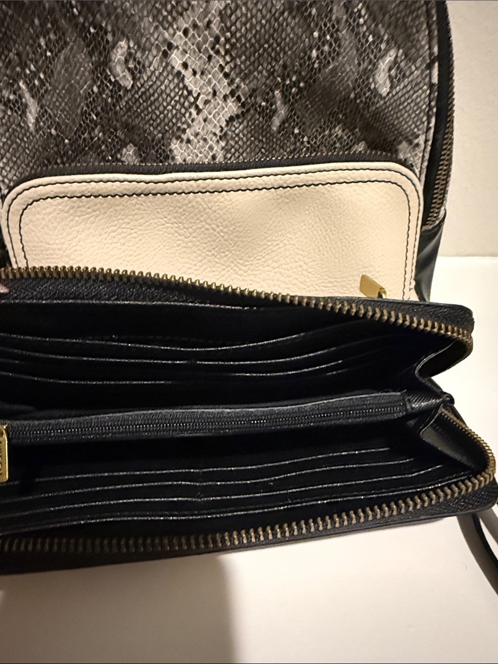 Black and Cream Snake-Print Fossil Backpack Purse with Matching Wallet - Picture 2 of 4
